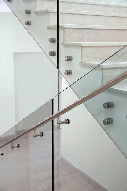 Escalera interior con balaustrada de vidrio Point Aluvetro